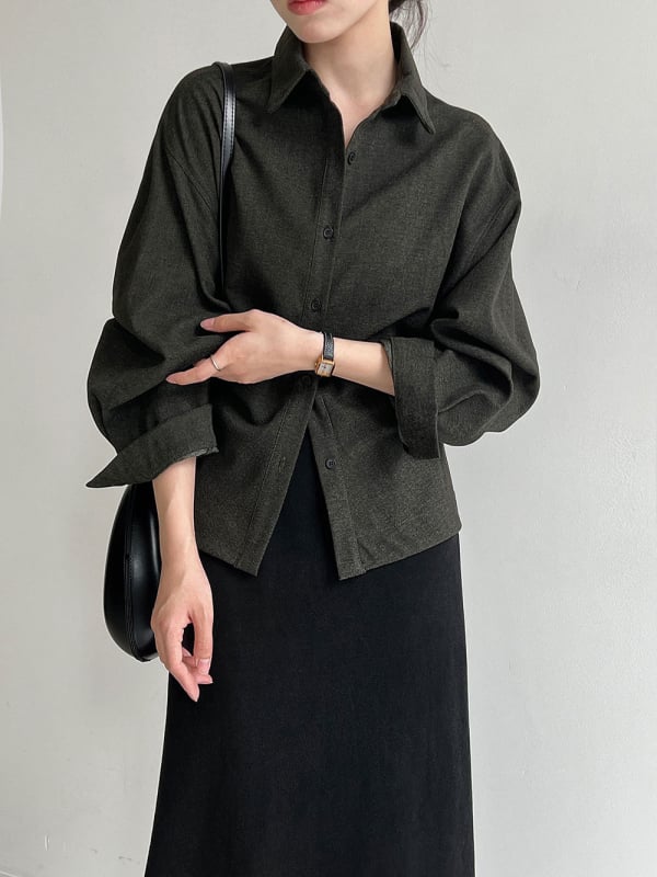 Košulja s ovratnikom lapel, poliester-pamučna smjesa 70–80% poliester, <30% pamuk, dugi raglani rukavi, kopčama zatvaranje, japansko-korejski ležerni stil