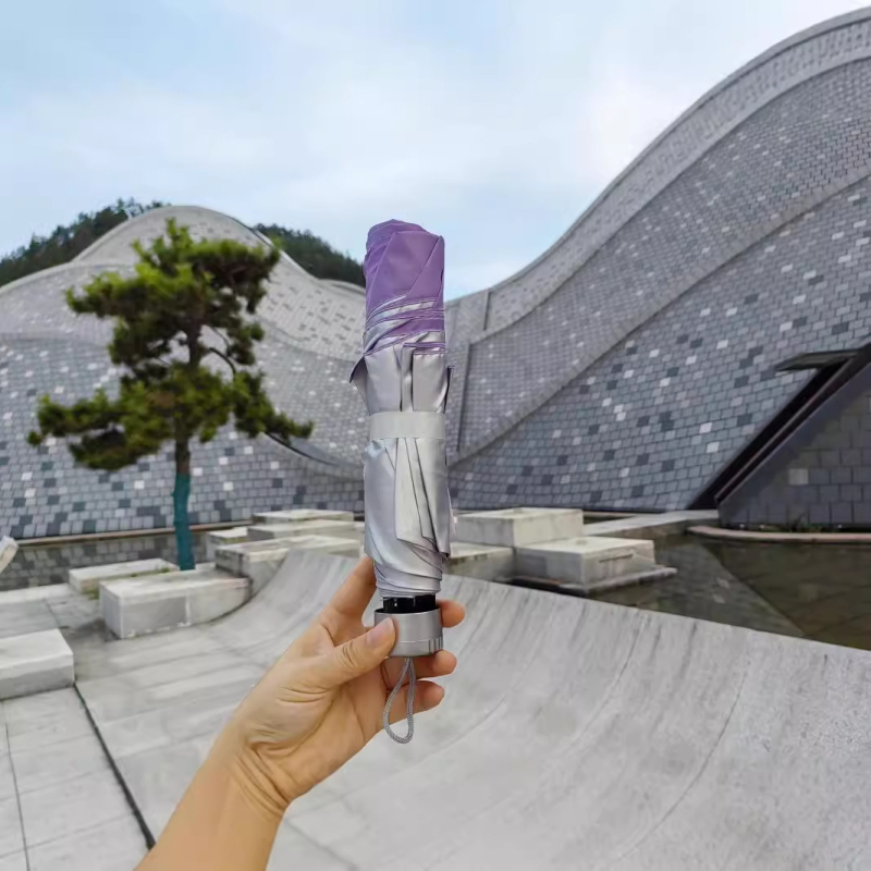 7 bordás, 3-ujjas vasvázú esernyő ezüst ragasztó bevonattal, poliészter 170T vászon, UPF >30, napsütéses és esős használatra, kézi nyitás-zárás, logónyomás lehetséges