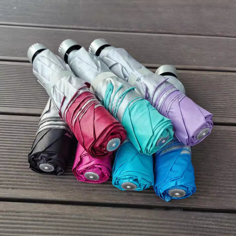 7 bordás, 3-ujjas vasvázú esernyő ezüst ragasztó bevonattal, poliészter 170T vászon, UPF >30, napsütéses és esős használatra, kézi nyitás-zárás, logónyomás lehetséges