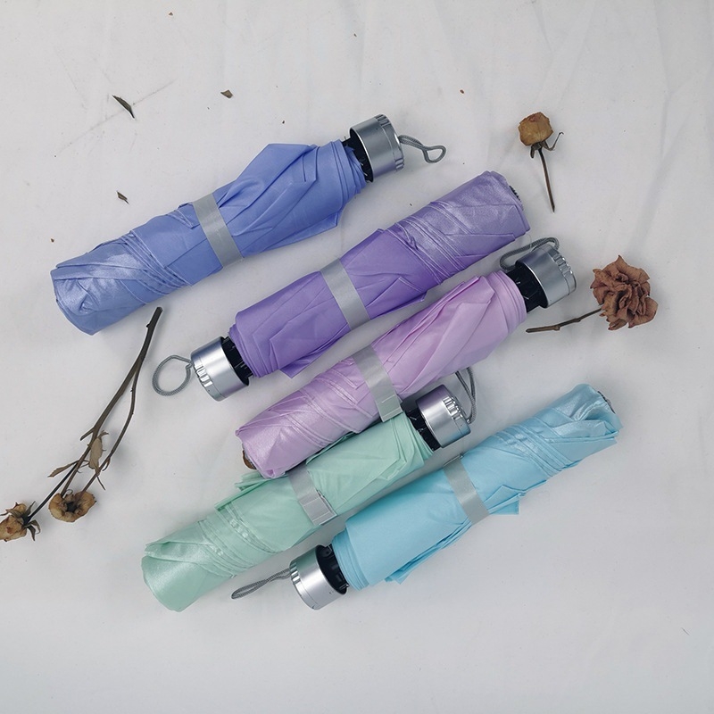 7 bordás, 3-ujjas vasvázú esernyő ezüst ragasztó bevonattal, poliészter 170T vászon, UPF >30, napsütéses és esős használatra, kézi nyitás-zárás, logónyomás lehetséges