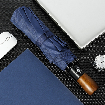 Teljesen automata reklám esernyő fából készült markolattal, 10 acél bordával, 210T anyagú szövet, háromrészes összecsukható kivitel, felnőtteknek, napsütésre és esőre egyaránt