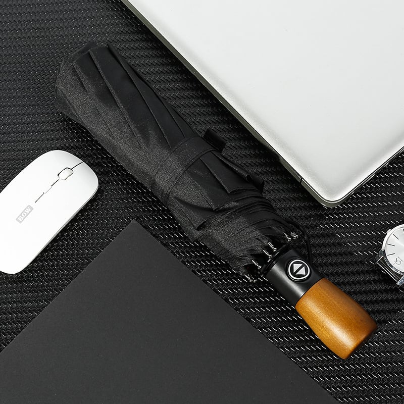 Teljesen automata reklám esernyő fából készült markolattal, 10 acél bordával, 210T anyagú szövet, háromrészes összecsukható kivitel, felnőtteknek, napsütésre és esőre egyaránt