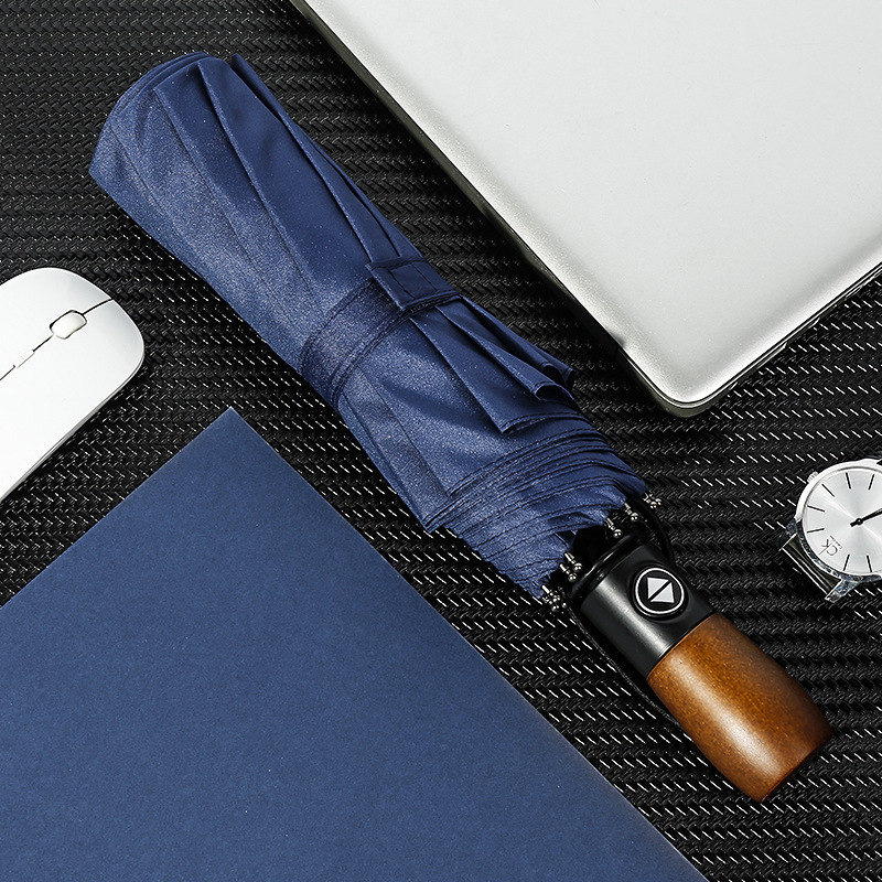 Teljesen automata reklám esernyő fából készült markolattal, 10 acél bordával, 210T anyagú szövet, háromrészes összecsukható kivitel, felnőtteknek, napsütésre és esőre egyaránt