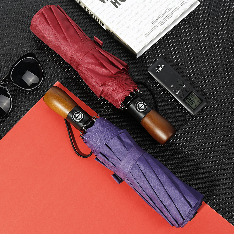 Teljesen automata reklám esernyő fából készült markolattal, 10 acél bordával, 210T anyagú szövet, háromrészes összecsukható kivitel, felnőtteknek, napsütésre és esőre egyaránt