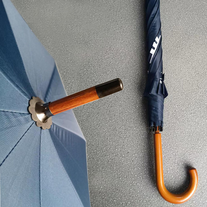 Golf esernyő ívelt tömör fa nyéllel és fa tengellyel, 8 rostos bordázat váz, ütésálló vászon fedél, UPF >50, testreszabás elérhető