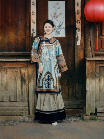 Yi népi női néptáncos ruházat – nylon anyag; poliészter <30% tartalom; tavasz 2025; 18–24 éveseknek