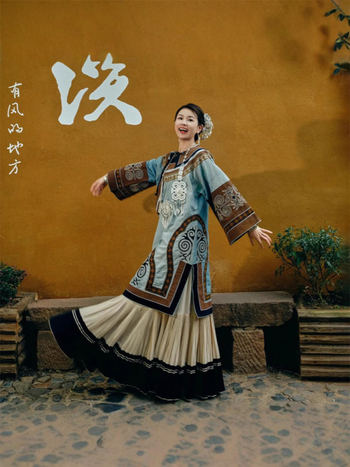 Yi népi női néptáncos ruházat – nylon anyag; poliészter <30% tartalom; tavasz 2025; 18–24 éveseknek