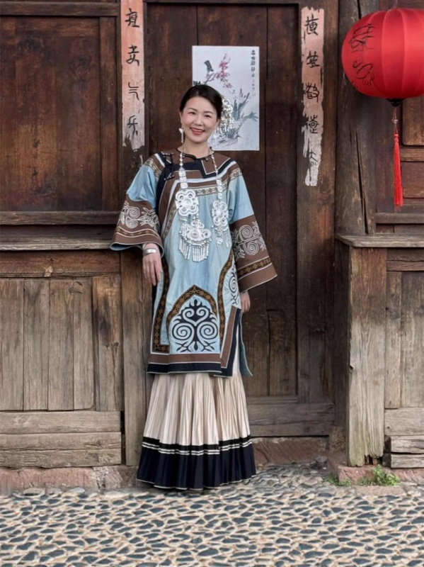 Yi népi női néptáncos ruházat – nylon anyag; poliészter <30% tartalom; tavasz 2025; 18–24 éveseknek