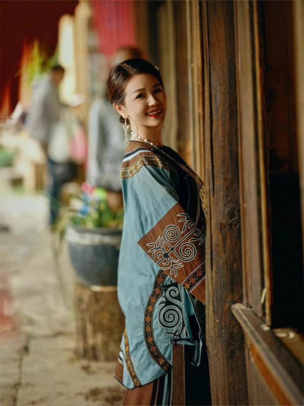 Yi népi női néptáncos ruházat – nylon anyag; poliészter <30% tartalom; tavasz 2025; 18–24 éveseknek