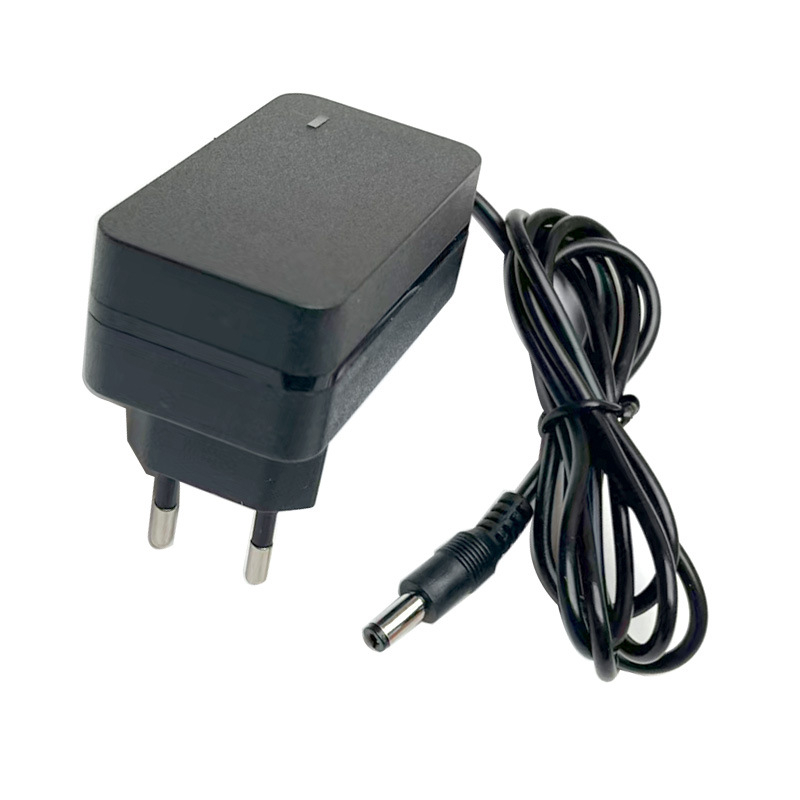 Ólom-savas és lítium akkumulátorokhoz való töltő, DC 12V 1A kimenet, bemenet AC 100-240V, CE/FCC tanúsítvány