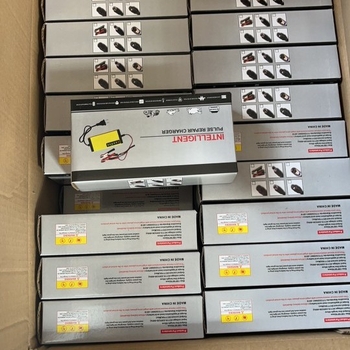 12V punjač baterija za motocikle i automobile – izlaz 2A, ulaz 110–220V, 1 priključak, vrijeme punjenja 8h