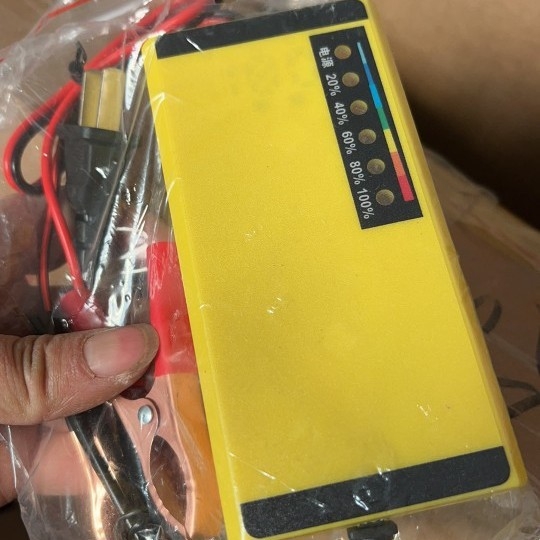 12V punjač baterija za motocikle i automobile – izlaz 2A, ulaz 110–220V, 1 priključak, vrijeme punjenja 8h