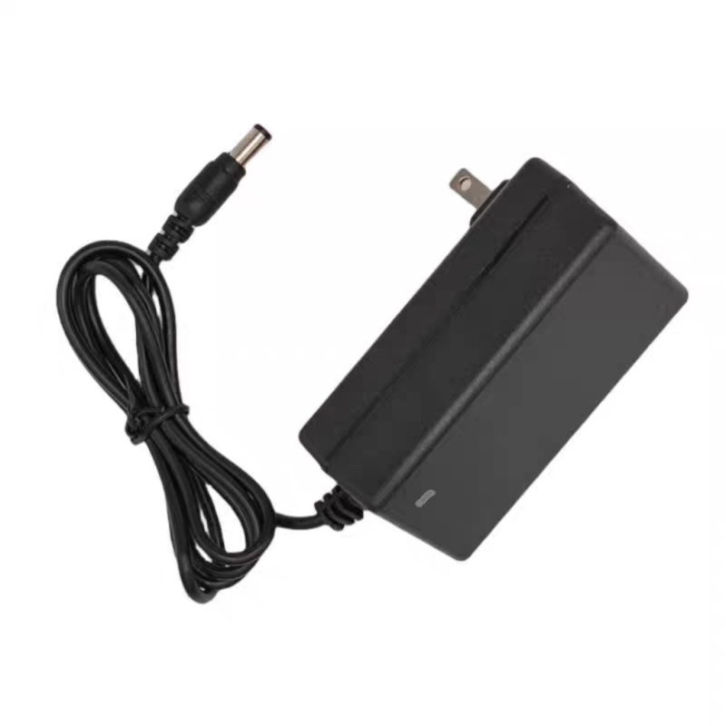Punjač Li-ion baterija za ručni alat – 4 ćelije, izlaz 16.8V 1A, ulaz 220V, okrugli konektor 5.5 mm