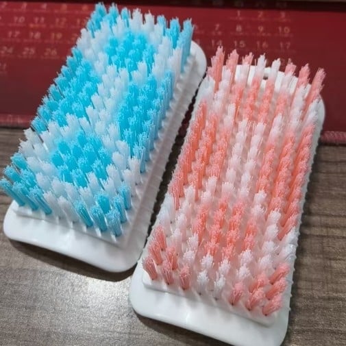 Hosszú fogantyújú tisztítóecset, kemény sörtékkel, vastagított műanyag testtel, többfunkciós ruhák és cipők tisztítására