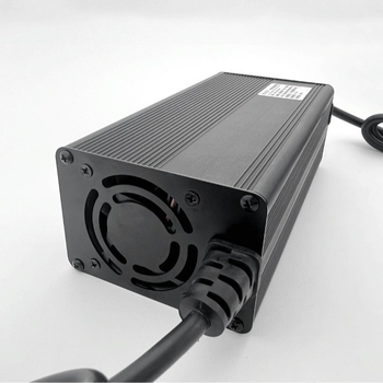 Li-ion/LiFePO4 és ólom-akkumulátorokhoz töltő, 12–24V, max. 30A, állítható töltési áram (10/15/30A), bemenet AC100–240V, ventilátoros hűtés