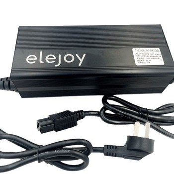 Li-ion/LiFePO4 és ólom-akkumulátorokhoz töltő, 12–24V, max. 30A, állítható töltési áram (10/15/30A), bemenet AC100–240V, ventilátoros hűtés