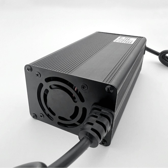 Li-ion/LiFePO4 és ólom-akkumulátorokhoz töltő, 12–24V, max. 30A, állítható töltési áram (10/15/30A), bemenet AC100–240V, ventilátoros hűtés