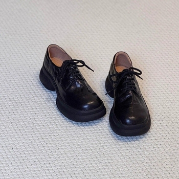 Loafers s debelim petom – gornji dio od prave kože, vezivanje šnuralima, visina peta 3–6 cm