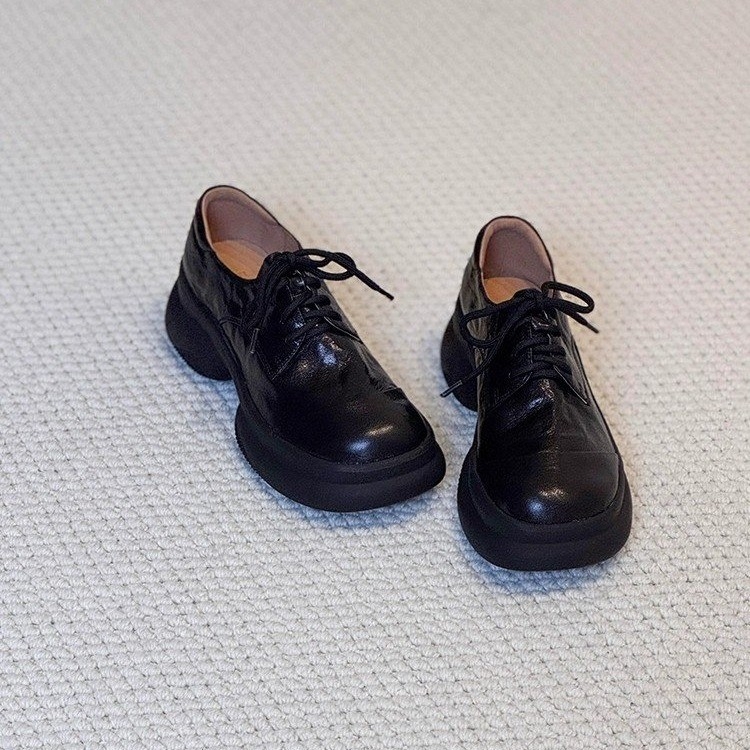 Loafers s debelim petom – gornji dio od prave kože, vezivanje šnuralima, visina peta 3–6 cm