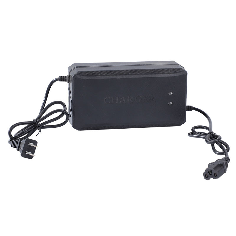 Punjač za električno vozilo Yoshikawa, ulaz AC 100-240V, izlaz 58.8V/73V/88.8V, CE potvrda, kompatibilan s olovno-kiselinskim baterijama.