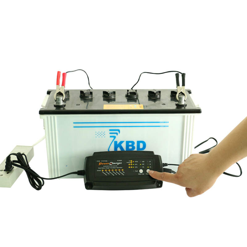 EP 3-in-1 automata intelligens autó- és motorkerékpár akkumulátor töltő 7-szegmenses kijelzővel, bemenet 110/220 VAC, kimenet 12-15 V, CE/FCC/ROHS/UKCA