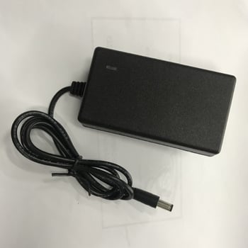 Yuehui litij-ionski punjač za baterije za električne alate i fascia guns, ulaz 100-220V, izlazi 8.4V/12.6V/16.8V/21V