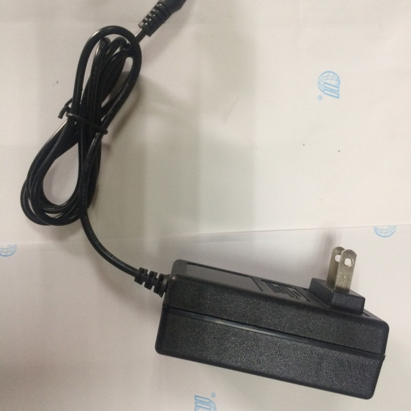 Yuehui litij-ionski punjač za baterije za električne alate i fascia guns, ulaz 100-220V, izlazi 8.4V/12.6V/16.8V/21V