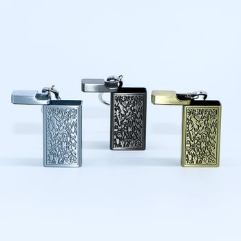 Mini pepelnjak s reljefnim uzorkom, karabinerom i vrećom pepela, metalni, višekratna upotreba, mogućnost tiskanja logotipa; idealno za outdoor aktivnosti