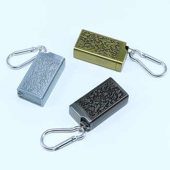 Mini pepelnjak s reljefnim uzorkom, karabinerom i vrećom pepela, metalni, višekratna upotreba, mogućnost tiskanja logotipa; idealno za outdoor aktivnosti