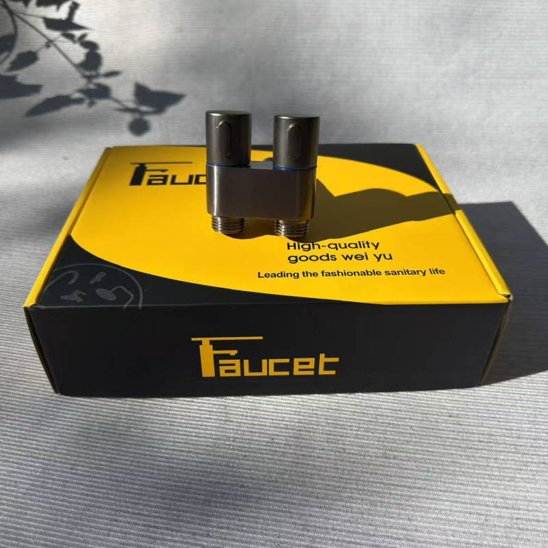 Set WC od nehrđajućeg čelika s jednim ulazom i dva izlaza, kutni ventili, pištolj za prskanje pod pritiskom, ugradnja u zid, model HM-5580