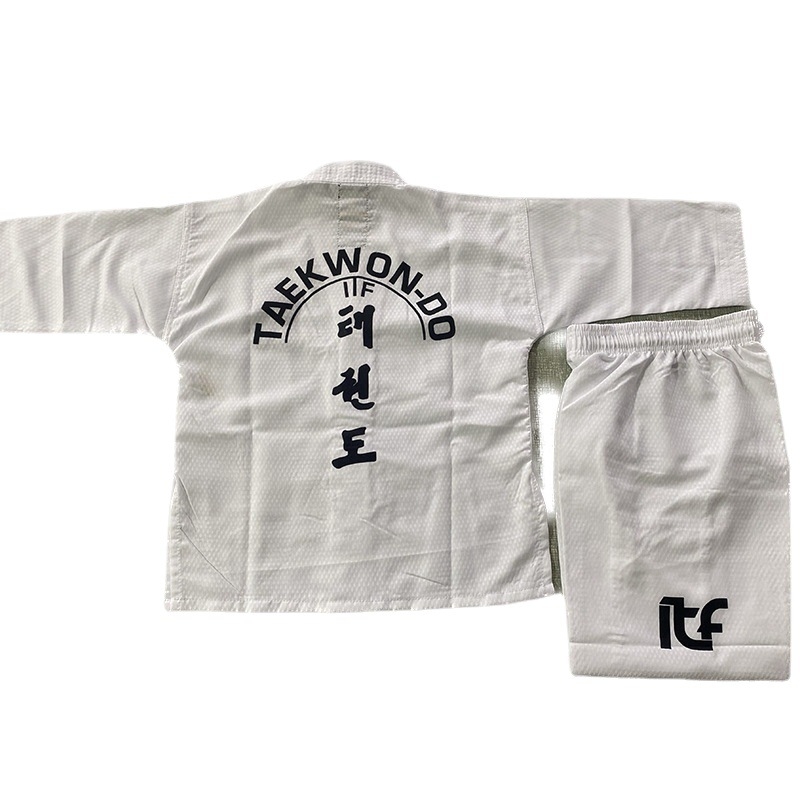 Taekwondo top s izšivkom na prednjoj strani prsa i otiskom na leđima; tkanina od mješavine konoplje; 20% acetat vlakana; podstava 20% elastana