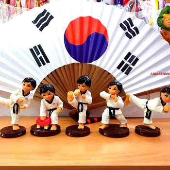 Koreanska hanbok figura Taekwondo - dekorativna figura od sintetičke smole, korejsko narodno umjetnost (Materijal: sintetička smola; Vrsta materijala: plast, smola; Stil: korejska verzija)