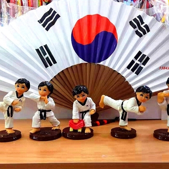 Koreanska hanbok figura Taekwondo - dekorativna figura od sintetičke smole, korejsko narodno umjetnost (Materijal: sintetička smola; Vrsta materijala: plast, smola; Stil: korejska verzija)