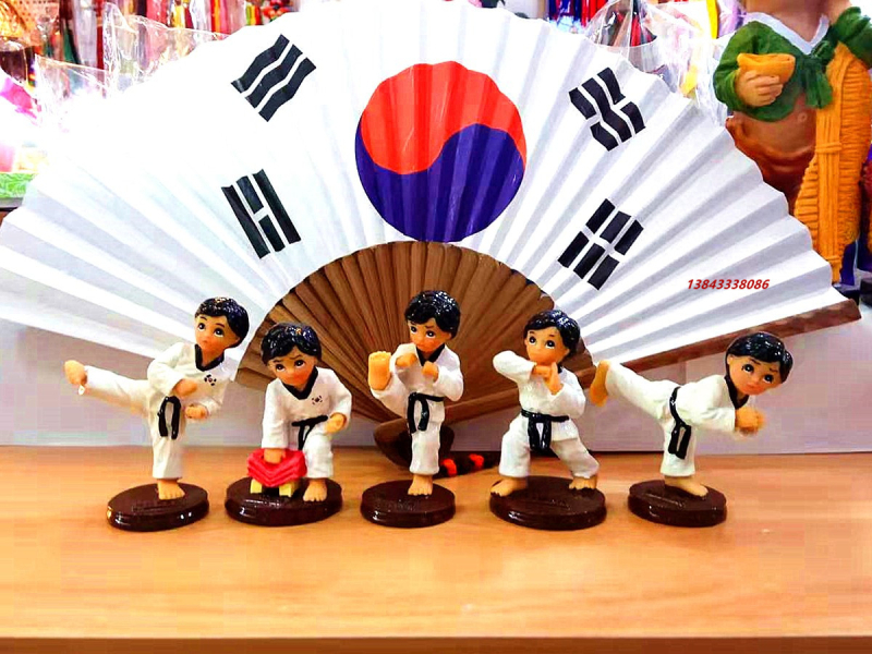 Koreanska hanbok figura Taekwondo - dekorativna figura od sintetičke smole, korejsko narodno umjetnost (Materijal: sintetička smola; Vrsta materijala: plast, smola; Stil: korejska verzija)