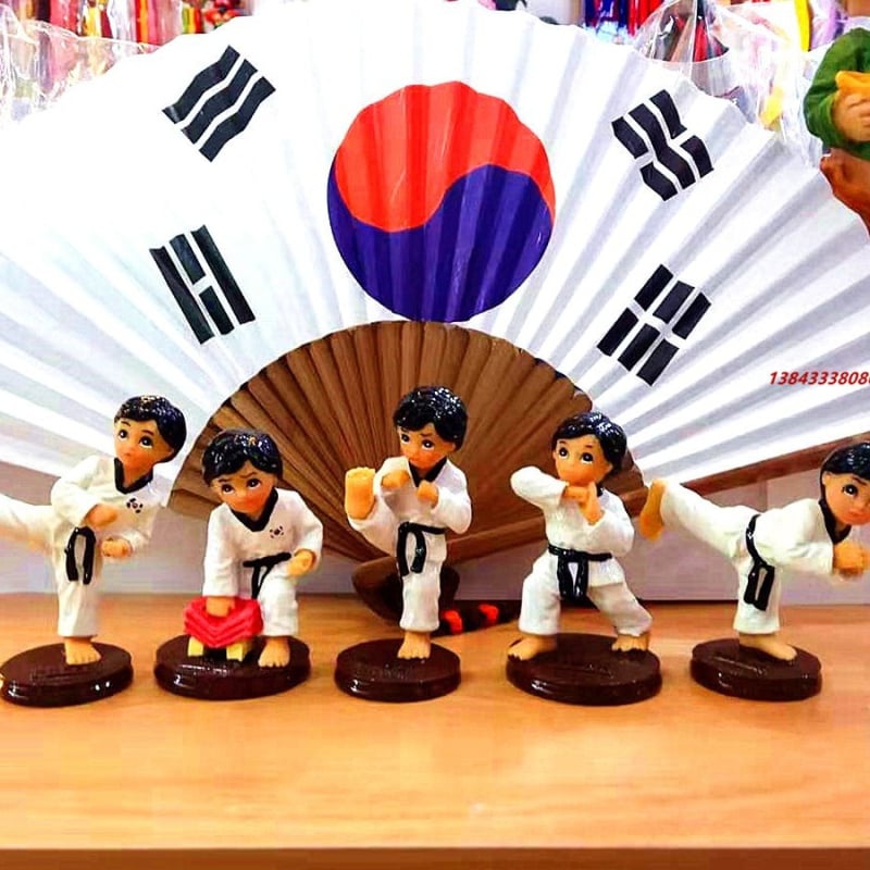 Koreanska hanbok figura Taekwondo - dekorativna figura od sintetičke smole, korejsko narodno umjetnost (Materijal: sintetička smola; Vrsta materijala: plast, smola; Stil: korejska verzija)