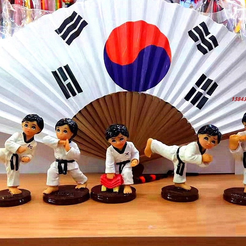 Koreanska hanbok figura Taekwondo - dekorativna figura od sintetičke smole, korejsko narodno umjetnost (Materijal: sintetička smola; Vrsta materijala: plast, smola; Stil: korejska verzija)