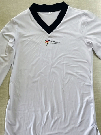 Taekwondo nyári edzőruha felnőtteknek és gyerekeknek, lélegző, izzadságot felszívó és gyorsan száradó, karcsú szabású; anyag: kémiai rostokból álló keverék, 80% poliészter; bélés: kémiai rostokból álló keverék.