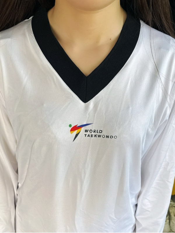 Taekwondo nyári edzőruha felnőtteknek és gyerekeknek, lélegző, izzadságot felszívó és gyorsan száradó, karcsú szabású; anyag: kémiai rostokból álló keverék, 80% poliészter; bélés: kémiai rostokból álló keverék.