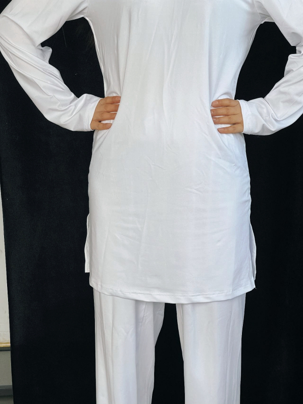 Taekwondo nyári edzőruha felnőtteknek és gyerekeknek, lélegző, izzadságot felszívó és gyorsan száradó, karcsú szabású; anyag: kémiai rostokból álló keverék, 80% poliészter; bélés: kémiai rostokból álló keverék.