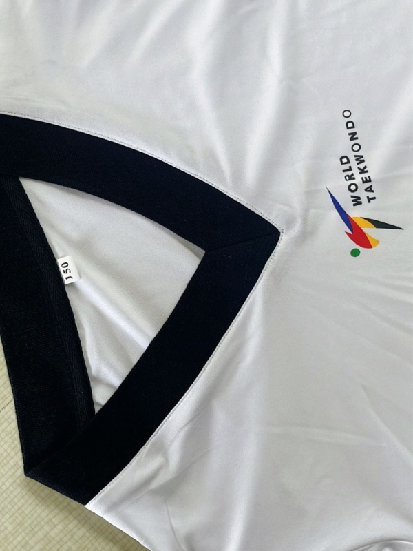 Taekwondo nyári edzőruha felnőtteknek és gyerekeknek, lélegző, izzadságot felszívó és gyorsan száradó, karcsú szabású; anyag: kémiai rostokból álló keverék, 80% poliészter; bélés: kémiai rostokból álló keverék.