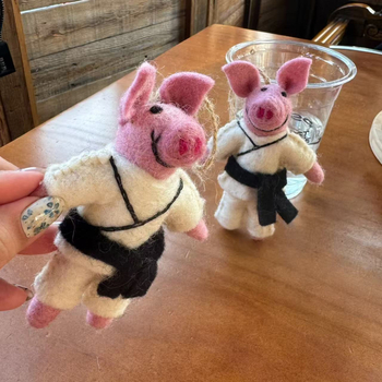 Taekwondo Pig od vunenog filca – privjesak za ključeve, ručna izrada, zimsko izdanje 2025, osobni stil