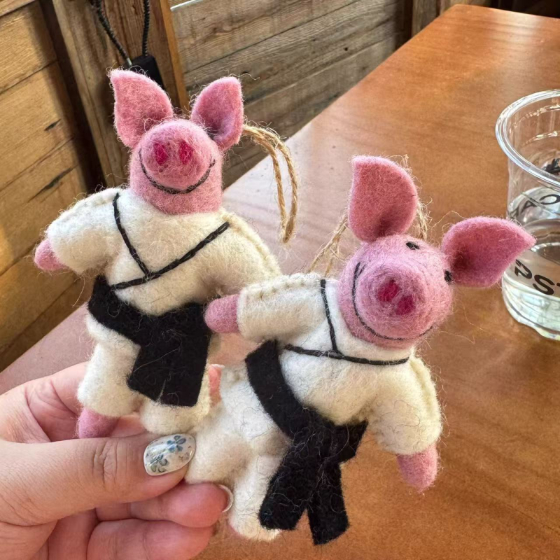 Taekwondo Pig od vunenog filca – privjesak za ključeve, ručna izrada, zimsko izdanje 2025, osobni stil