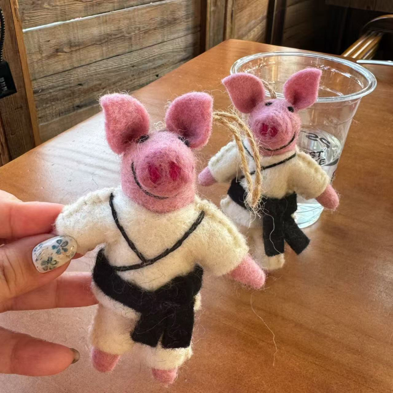 Taekwondo Pig od vunenog filca – privjesak za ključeve, ručna izrada, zimsko izdanje 2025, osobni stil