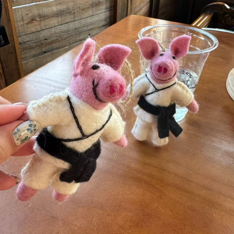 Taekwondo Pig od vunenog filca – privjesak za ključeve, ručna izrada, zimsko izdanje 2025, osobni stil