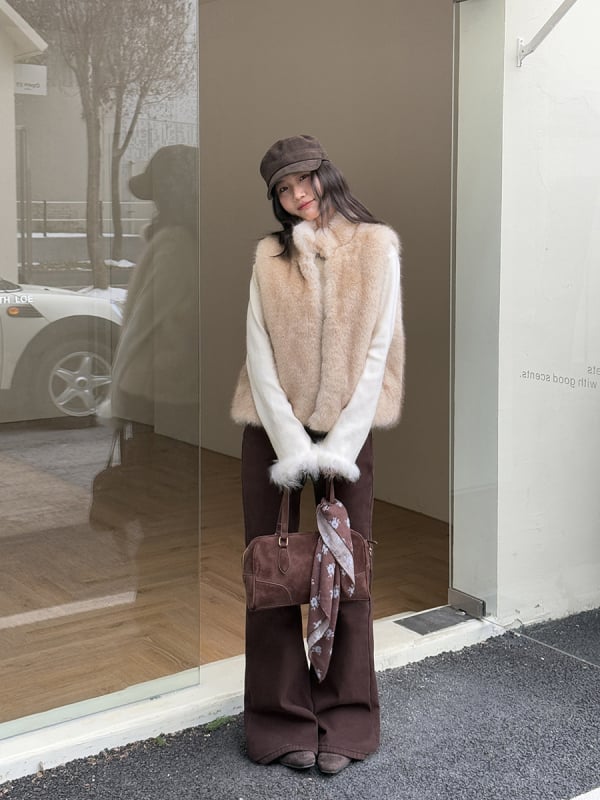 Szőrmés mellény álló gallérral, poliészter anyag és poliészter töltet, 2025 téli kiadás