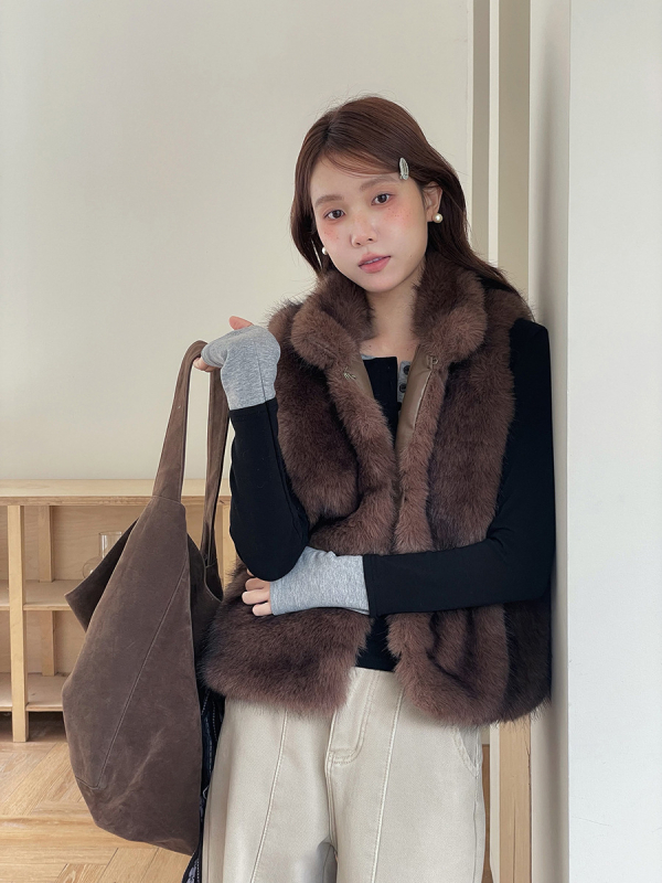 Szőrmés mellény álló gallérral, poliészter anyag és poliészter töltet, 2025 téli kiadás