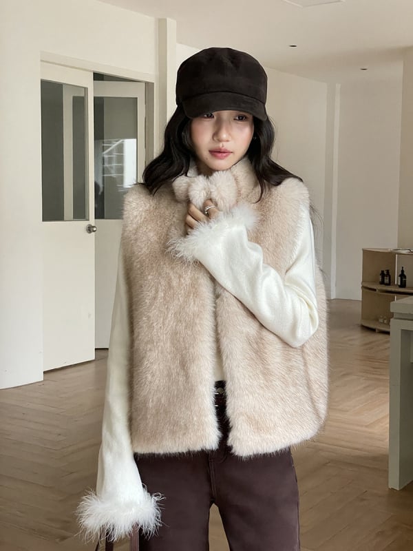 Szőrmés mellény álló gallérral, poliészter anyag és poliészter töltet, 2025 téli kiadás