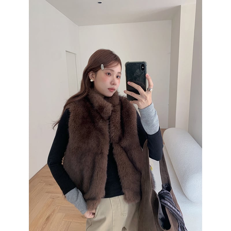 Szőrmés mellény álló gallérral, poliészter anyag és poliészter töltet, 2025 téli kiadás