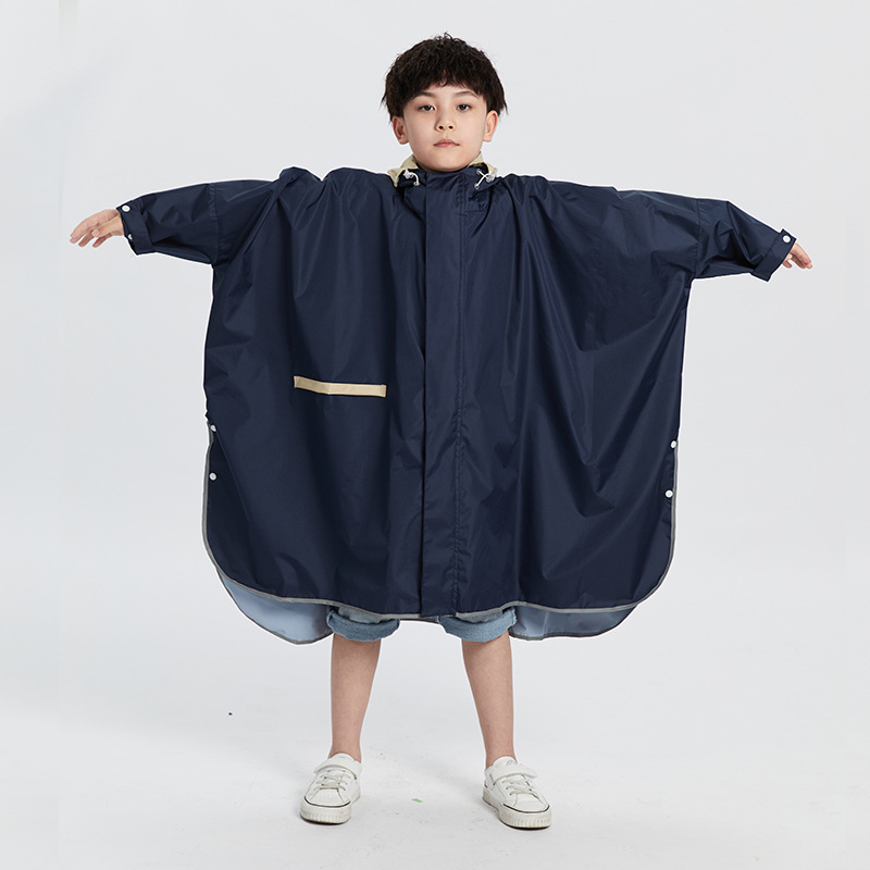 Cape-stil dječji kišni pončo, Chunya Spinning tkanina, vodootporni sloj PVC ljepila, džep za ruksak, otisnut logotip