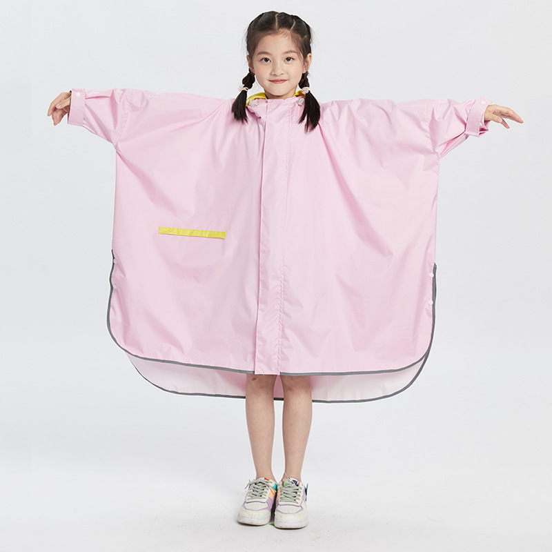 Cape-stil dječji kišni pončo, Chunya Spinning tkanina, vodootporni sloj PVC ljepila, džep za ruksak, otisnut logotip